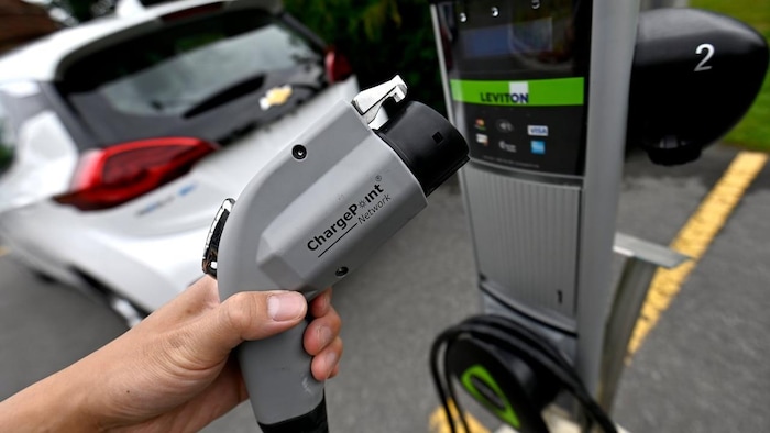 Un chargeur de véhicule électrique. 