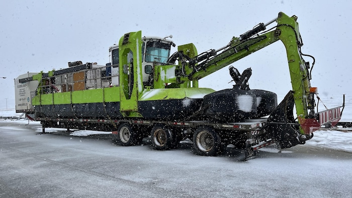 Un véhicule amphibie sur une remorque au quai de L'Isle-Verte.
