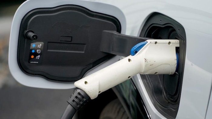 Une voiture est branchée à un chargeur.
