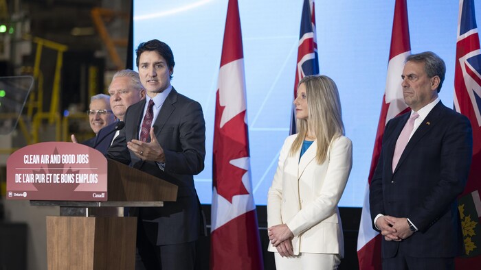 Le premier ministre Justin Trudeau prend la parole à l'usine de production General Motors CAMI à Ingersoll, en Ontario, le lundi 5 décembre 2022. 