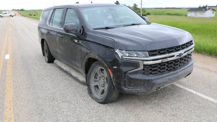 Un véhicule de la GRC avec des pneus endommagés.