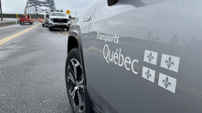 Un véhicule du ministère des Transports du Québec devant le pont Touzel.