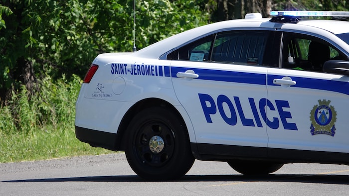 Voiture avec le logo du Service de police de la Ville de Saint-Jérôme