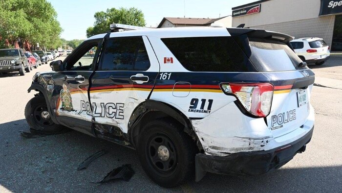 Un véhicule de la police de Saskatoon endommagé.