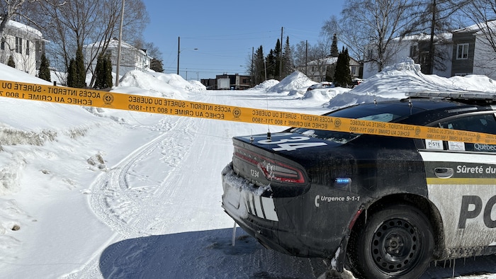 Les policiers de la Sûreté du Québec au cours d'une intervention à Val-d'Or.