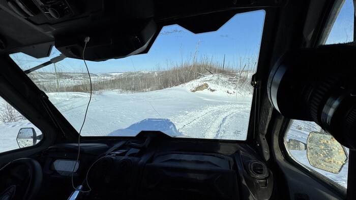 La vue d'un sentier enneigé à Fort McMurray depuis l'intérieur d'un véhicule tout-terrain.