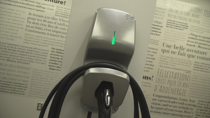 Gros plan sur une borne de recharge installée contre un mur.