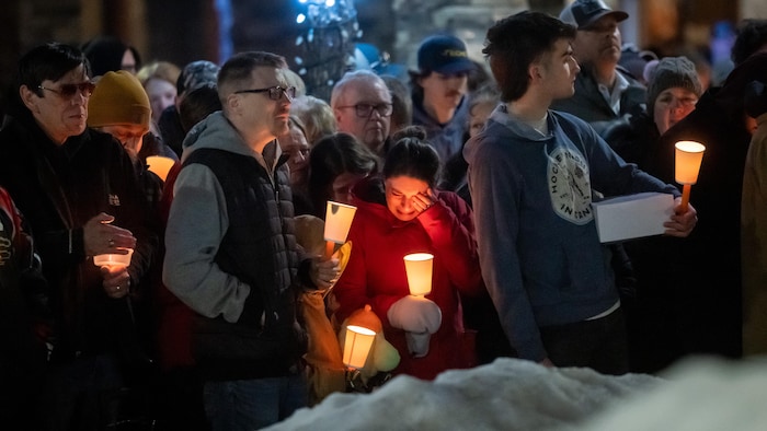 Les habitants participent à une veillée à la bougie en mémoire des victimes de la fusillade à l'école secondaire Tumbler Ridge, à Tumbler Ridge, en Colombie-Britannique, le mercredi 11 février 2026.