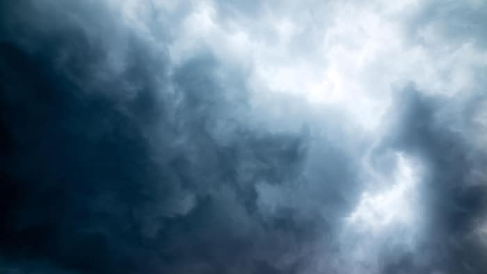 Des nuages orageux menaçants, aux teintes de gris, bleu et noir.