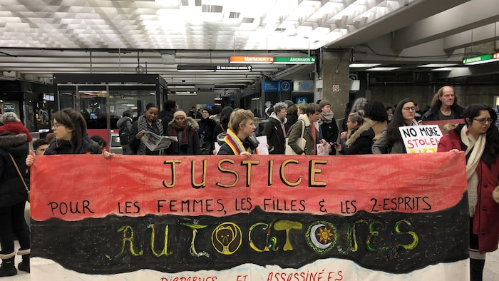 Des manifestants se sont rassemblés à la station de métro Berri-UQAM à Montréal pour une veillée à la mémoire des milliers de femmes autochtones disparues et assassinées.
