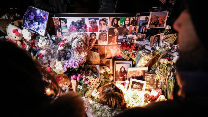 زهور وشموع ووجوه حزينة أمام صور ضحايا الطائرة الأوكرانية في تورونتو.