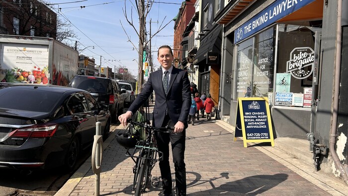 Portrait de l'avocat, David Shellnutt, à côté d'un vélo.