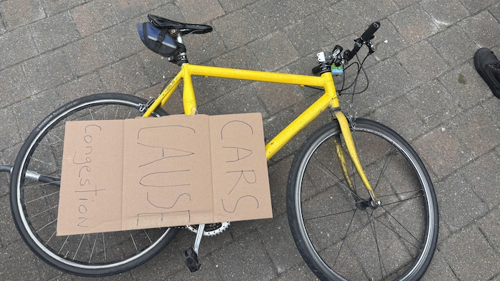 les voitures créent de la congestion routière.