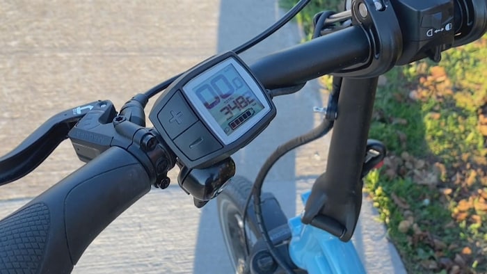 Un compteur électronique fixé au guidon d'un vélo.