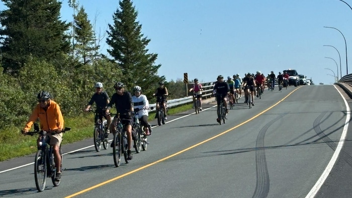 Cyclistes sur un viaduc. 