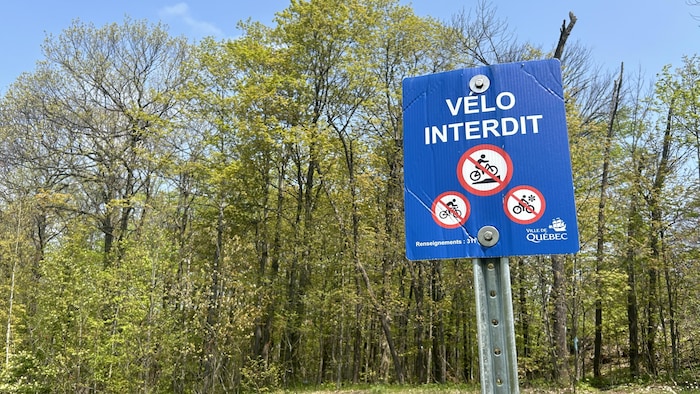 Une pancarte porte la mention «vélo interdit».