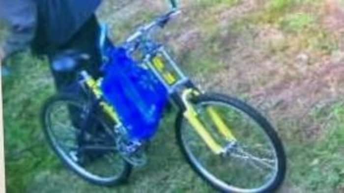 Un vélo jaune et bleu