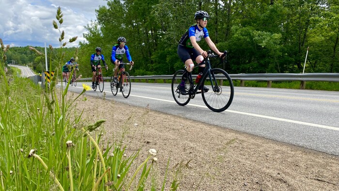 Des adolescents sur des vélos de route.