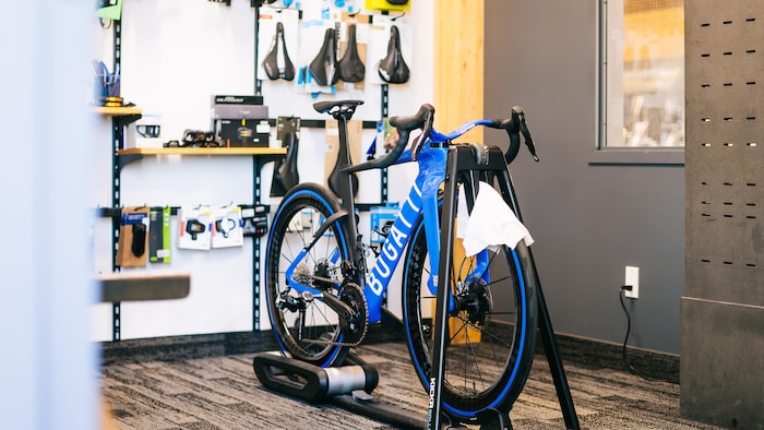 Un vélo bleu sur un support.