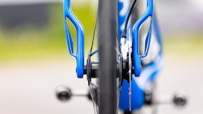 Le devant d'un vélo bleu.