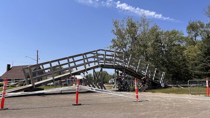 Un pont aménagé pour les cyclistes lors de la Coupe Canada de vélo de montagne à Dieppe.