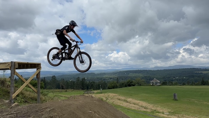 Une personne en train de faire un saut en vélo de montagne.