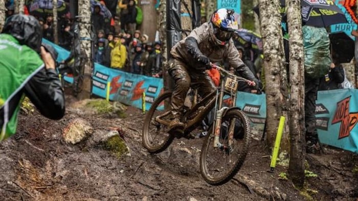 Un cycliste en train de descendre une piste de montagne.