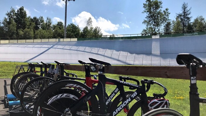 Des vélos au centre de la piste du vélodrome de Bromont
