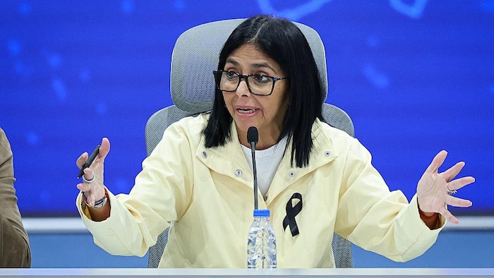 Delcy Rodriguez s'adresse aux médias.