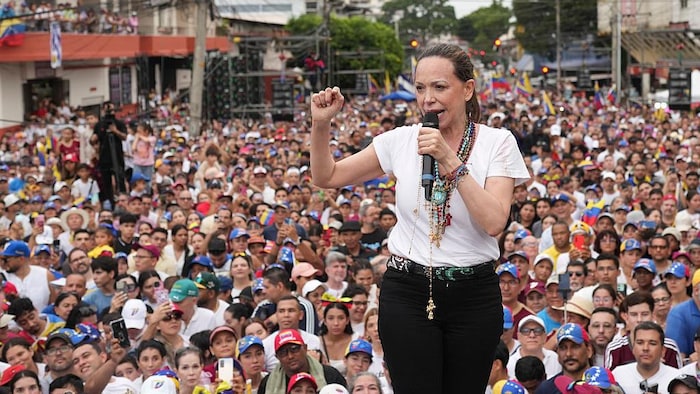 Maria Corina Machado prend la parole lors d’un rassemblement de Vénézuéliens.