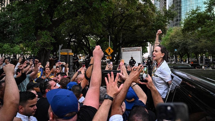 Maria Corina Machado, lève le poing sous les acclamations de la foule.