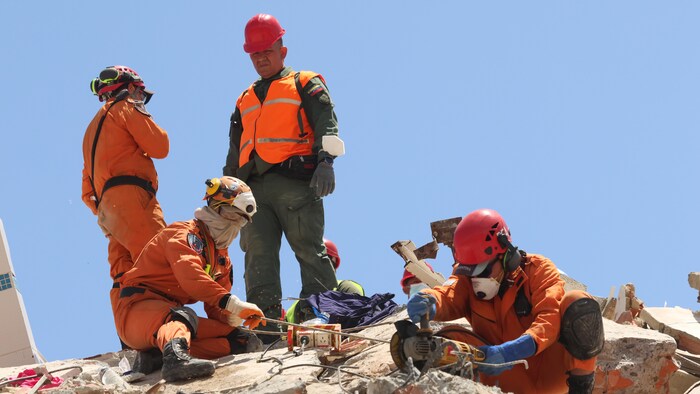 Des personnes continuent de fouiller les décombres dans le cadre des opérations de recherche et de sauvetage.