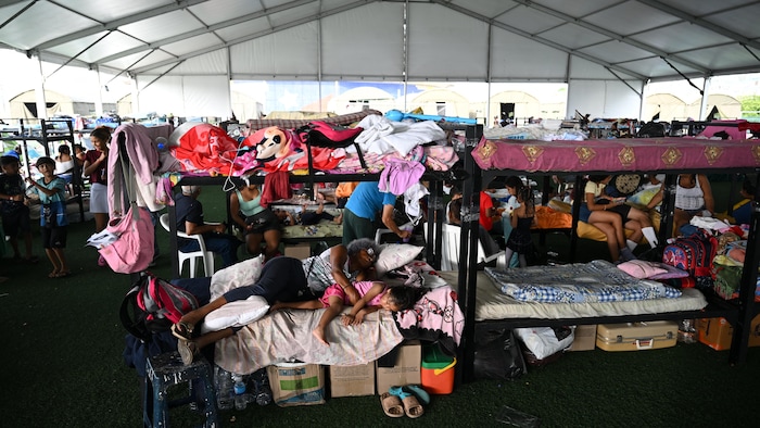 Des personnes déplacées trouvent refuge au complexe sportif José María Vargas à Maiquetía, dans l'État de La Guaira, au Venezuela, le 3 juillet 2026, à la suite des deux séismes survenus le 24 juin.