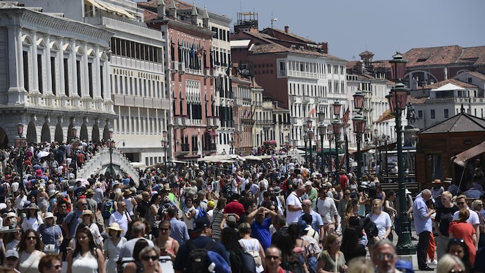 Des centaines de touristes se promènent sur la place Saint-Marc, l'été.