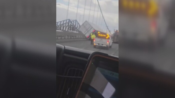 Un camion renversé.