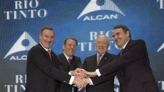 Les dirigeants de Rio Tinto et d'Alcan lors de la fusion des deux entreprises en 2007. 
