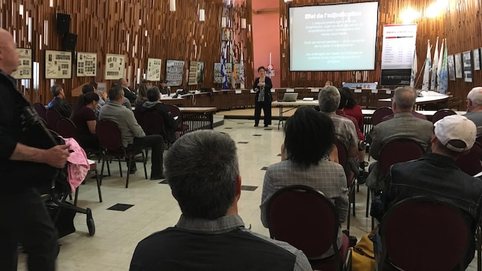 Des citoyens assistent à la vente aux enchères