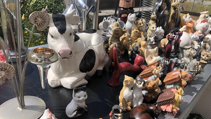Des bibelots à vendre sur une table.