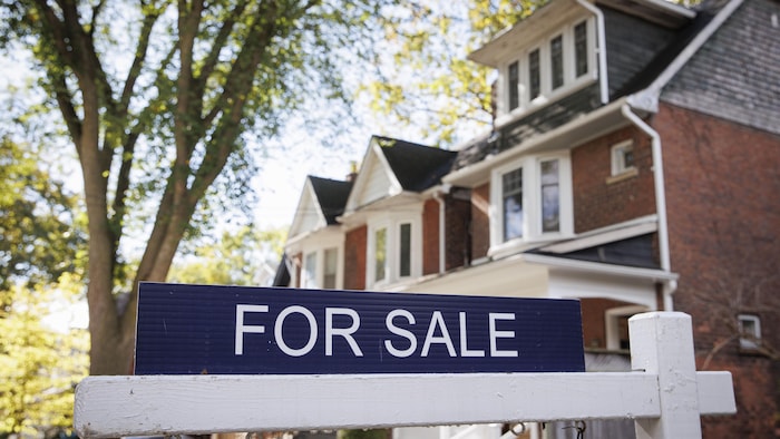 Une affiche « à vendre » devant une maison à Toronto, le 11 octobre 2023.