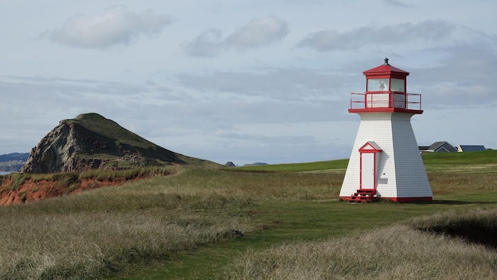 Le phare du Cap-Alright à proximité d'une falaise.