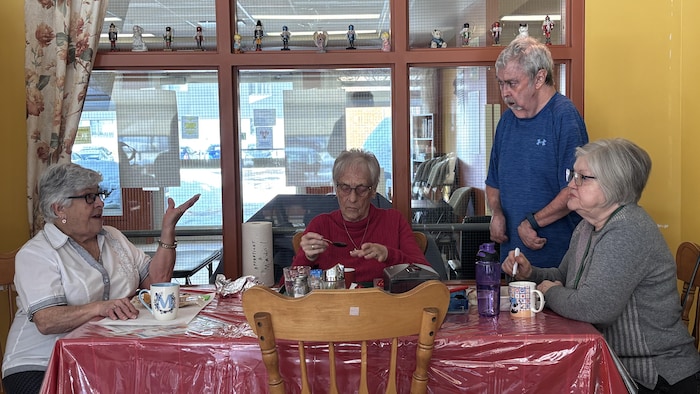 Des résidents discutent autour d'une table.