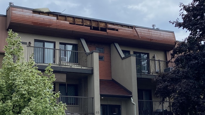 Le toit en tôle d'un immeuble à logement arraché par le vent.