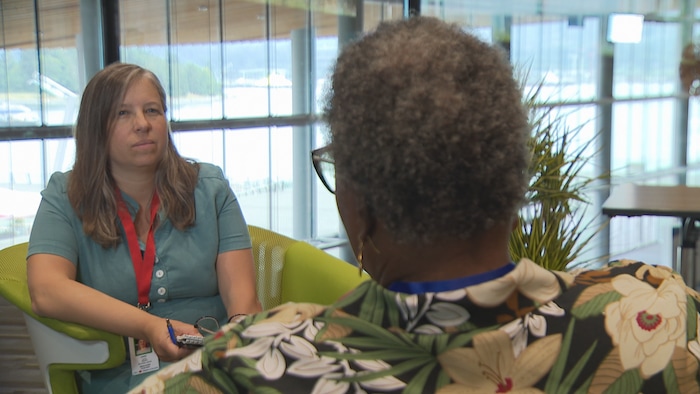 Vera, de dos pour préserver son anonymité, répond à des questions d'une journaliste, en juillet 2025 à Vancouver.