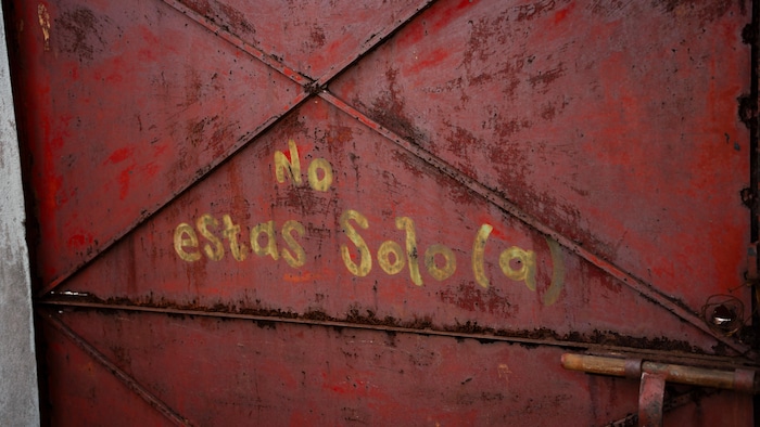 Un graffiti jaune sur fond rouge.