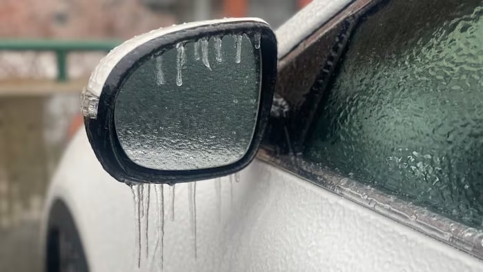 Une voiture blanche recouverte de glace.