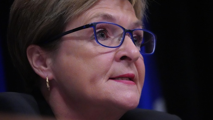 Plan rapproché de Mme Leclerc.