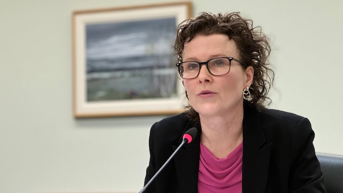 Tara Clemett, le 6 décembre 2023, qui parle devant un micro.