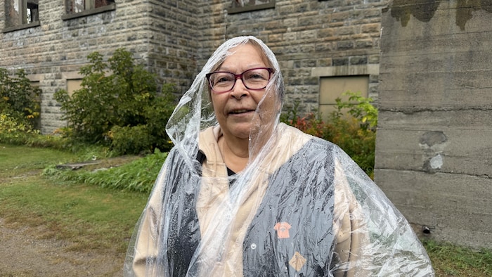 Photo de Verna Simpson à l'emplacement de l’ancien pensionnat de Spanish.
