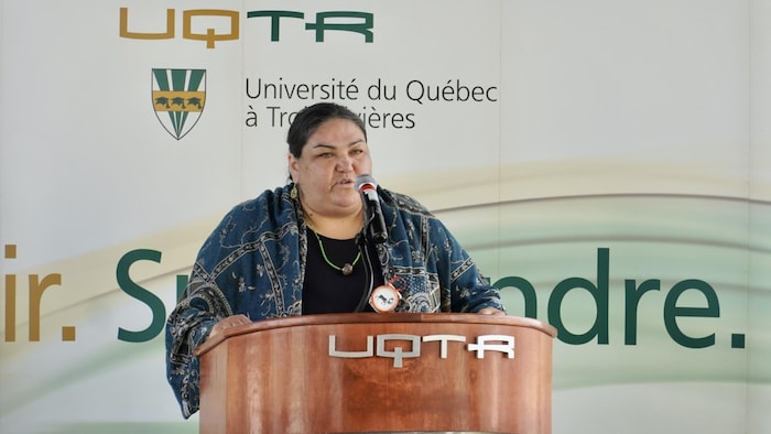Véronique Basile-Hébert au podium lors d'une conférence de presse de l'Université du Québec à Trois-Rivières.