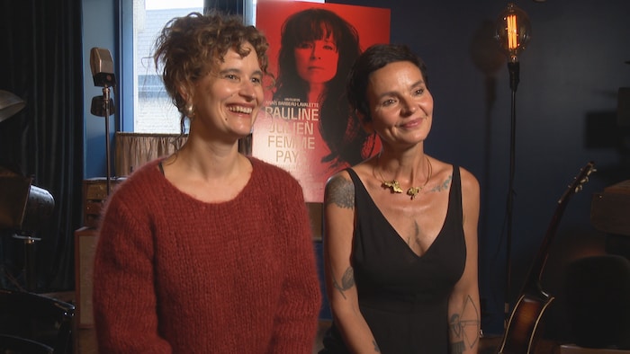 Deux femmes sourient.